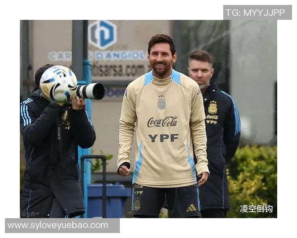 镜头捕捉：梅西赛场小动作引发热议