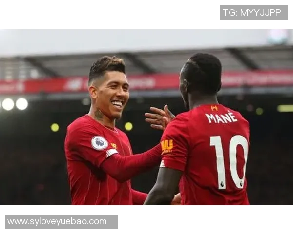 球迷在比赛日现场求婚,现场掌声不断