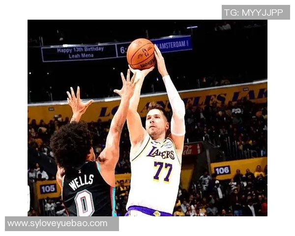 镜头捕捉：东契奇赛场小动作引发热议